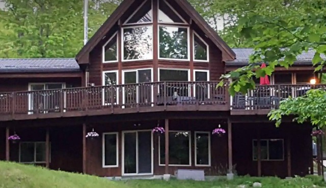 HOT TUB-Natural paradise, timber frame, sauna, close to Casino and ski hill.