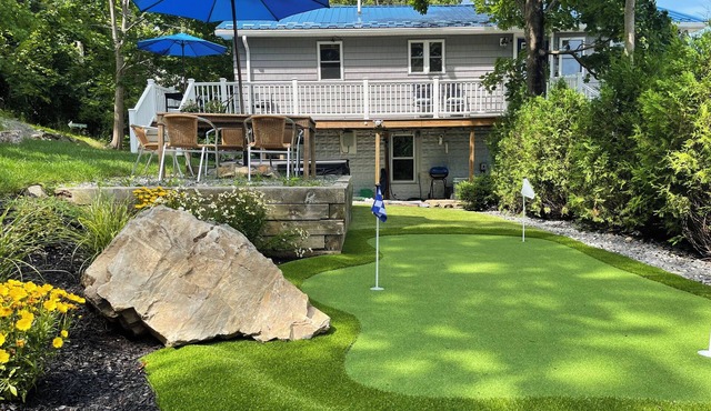 Hot Tub, Putting Green, 5 min walk to the beach, shops & restaurants.