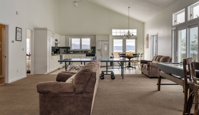 Hot Tub + Sand Volleyball | Private Lake Access + Canoe | Near Hunter Mountain