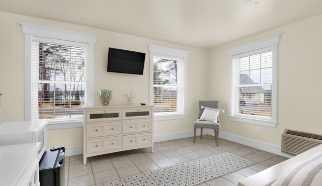Hotel-Style Suite: Private Room in Edgecomb, Maine in Edgecomb