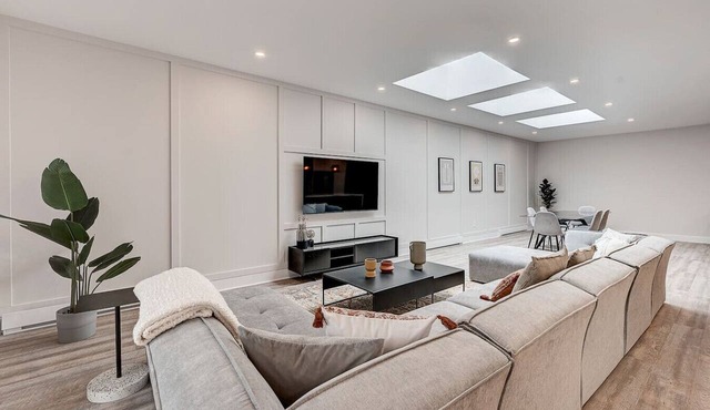 HUGE 1376 SQFT apt with rooftop - Plaza St-Hubert