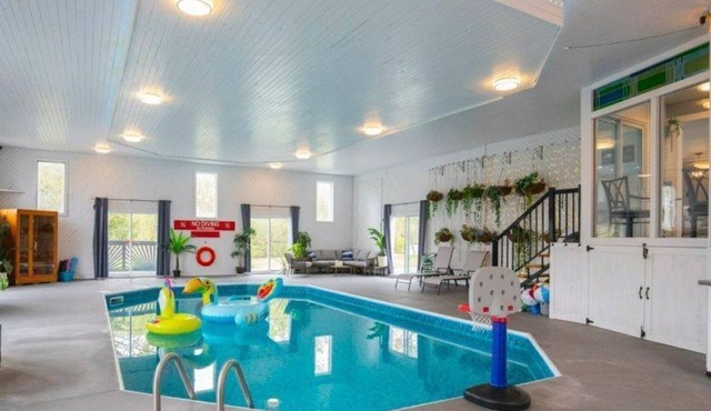 INDOOR POOL, HOT TUB & SAUNA! Welcome to Bluehaven in the Kawartha's!