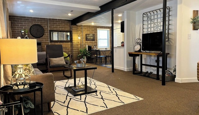Industrial-themed studio centrally located near wineries, HOF, antiques, & more