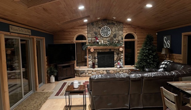 Inviting 4BR/3Bath Home w/hot tub on crystal clear Devil's Lake in Webster, WI in Webster
