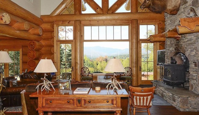 Jackson Hole: 4 br log home w/fireplace, hot tub, firepit, & views!