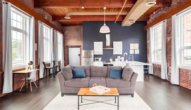 Jennifer's Historic Riverfront Loft City Views