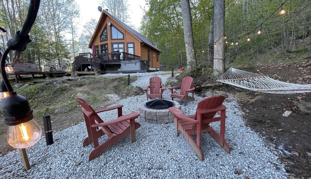 Joy's Chalet - Hottub, Lake, and Cliff