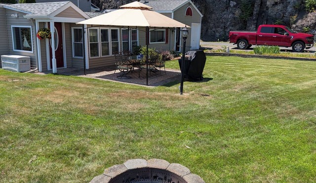 Just listed! Cozy 2-bedroom lakefront cottage on Seneca Lake