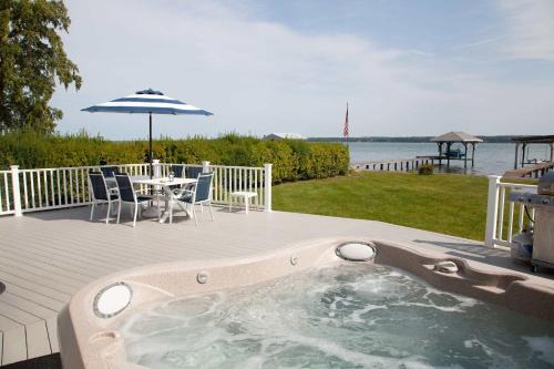 Katies Cottage Lakefront Stay with Hot Tub and Kayaks