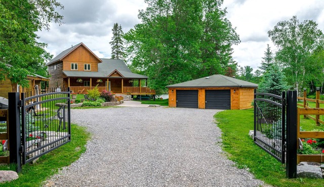 Kawartha Year Round Log Home! Direct Waterfront w/Sauna on the Snowmobile Trails