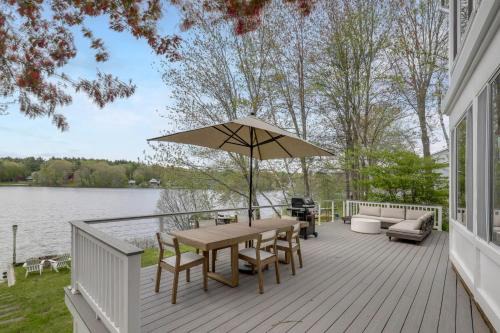 Kayaks, Paddleboat! Lakefront Retreat in Barnstead