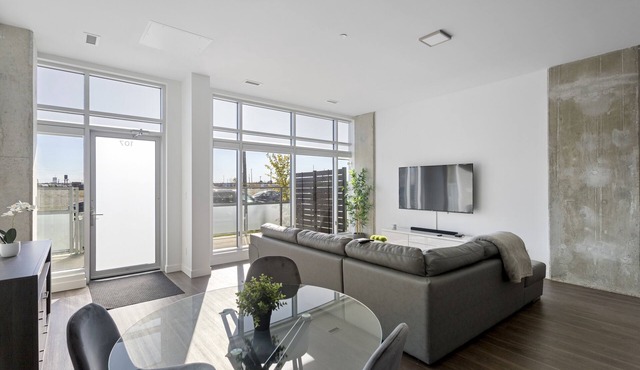 King Bed, 10 ft ceiling, 5 mins from downtown in Edmonton