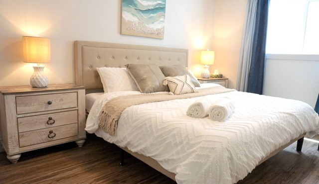 King bed, with Queen pull-out, private suite by the beach, casino, & SOEC Arena in Penticton