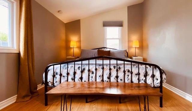 KingstonStays The Neighbourhood, Expansive loft, free parking
