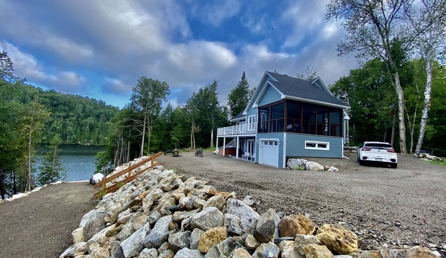 La Belle Bleue sur le Lac, 4 bedrooms, 2 bathrooms, Spa, indoor and outdoor fireplaces