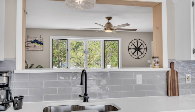 Lagoonfront Villa with hotub and dock! 15 min away from LBI- monthly