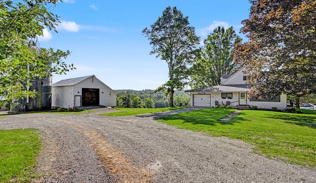 Lake Ariel - 4-Bedroom Farmhouse with Large Pond