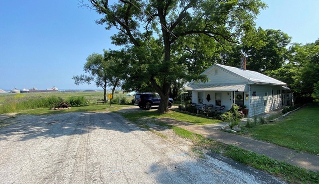Lake Erie lighthouse view renovated 1930’s fisherman’s cottage get away!