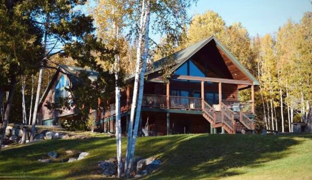 Lake Escape; Sleeps12, hottub, gameroom & UTV, Direct Snowmobile