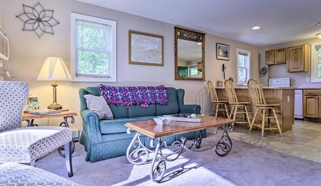 Lake Getaway: Walk Across Street to Private Beach!