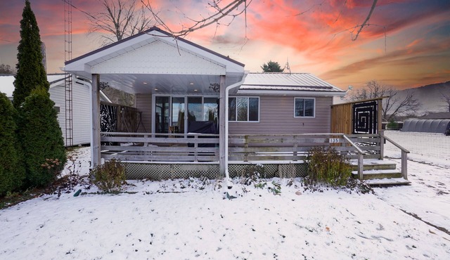Lake view 3-bedroom cottage- Hot tub & Pool table