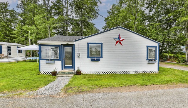 Lake Winnisquam Waterfront Camp Dog Friendly with Large Yard to Play!