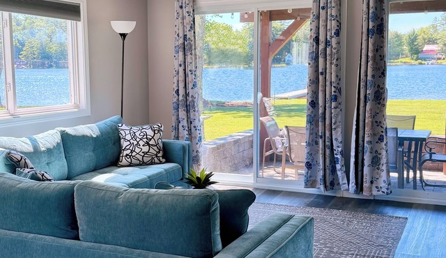 Lakefront 3-bedroom Duplex on Lake Winnisquam, docks, Beach, WiFi, AC. B1A