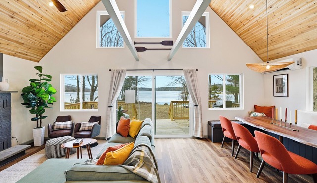 Lakefront - 3BR - Sleeps 8 - Hot tub - Kayaks - Fire pit - EV - Large Yard