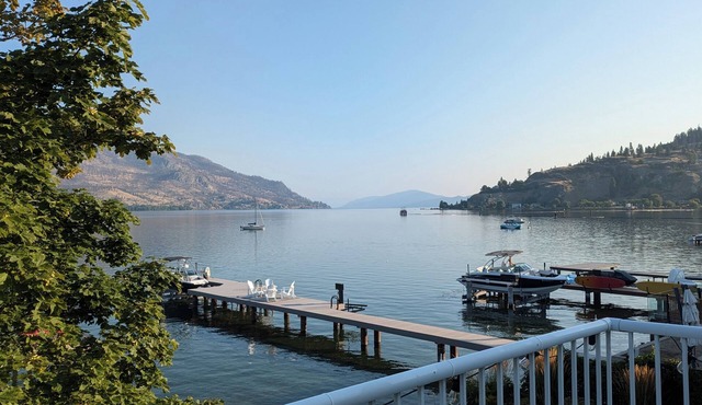 Lakefront charming apartment in downtown Kelowna, the best location in the city. in Kelowna