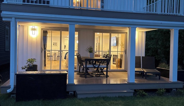 LAKEFRONT Contemporary Cottage. Chautauqua Lake 3 bed 2 bath home sleeps 10!