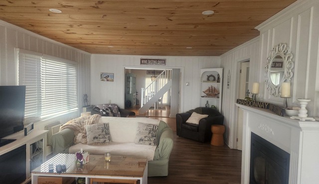 Lakefront Cottage nestled on the shores of Lake Scugog