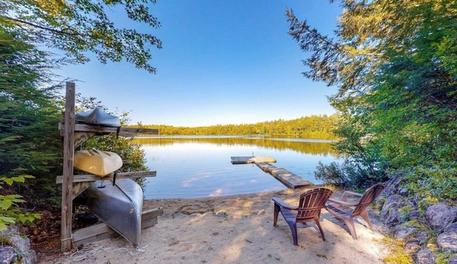 Lakefront cottage on Big Pea Porridge Pond w/private dock, beach, kayaks, canoe