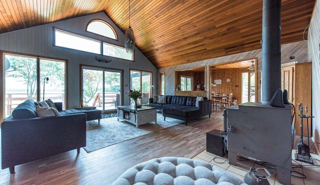 Lakefront Cottage with Cozy Cabin Appeal
