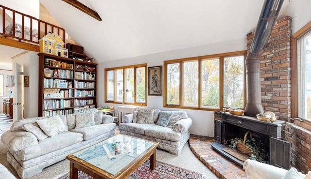Lakefront Home with Private Beach & Gorgeous Peninsula Location - Dogs OK
