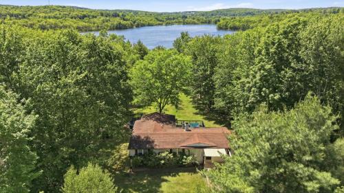 Lakefront Hot Tub Retreat Gig WiFi 75 TV Dock Sleeps 16