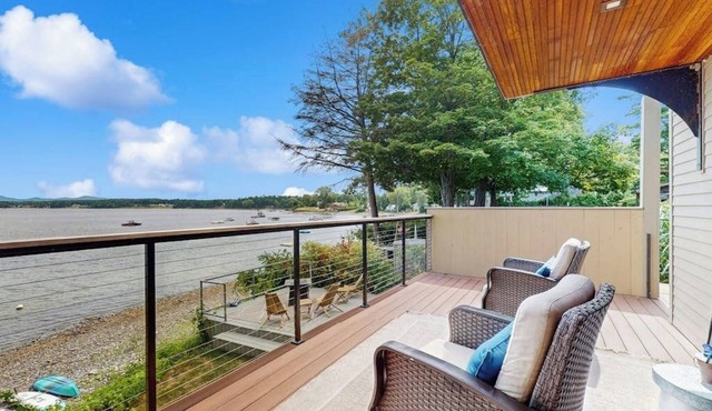 Lakefront house, mountain views, hot tub, kayaks, floating dock, fireplace, bbq