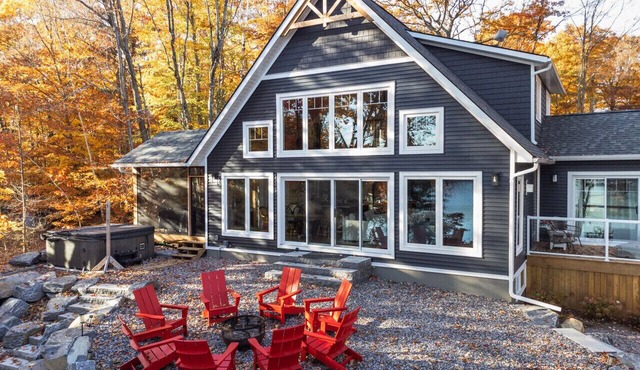 Lakefront Muskoka Cottage w/hot tub