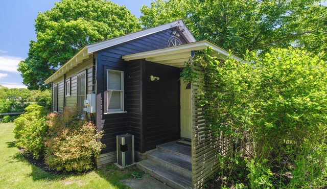 Lakefront North Fork Cottage, walkable to public beach