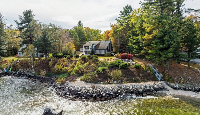 Lakefront on Sebago Sleeps 10 & Beautiful Views
