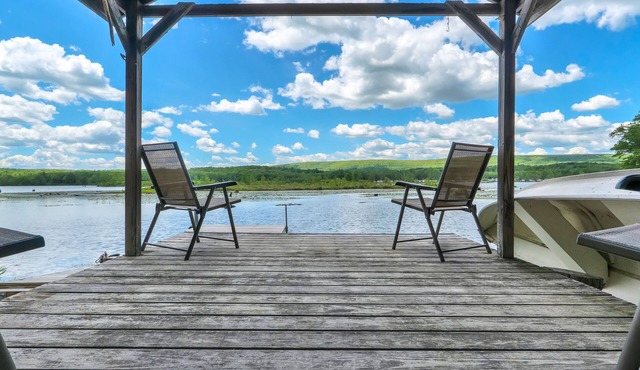 Lakefront, Private Dock, Boats, Hot Tub, Game Room, Fire Pit, Fireplace -Family Friendly