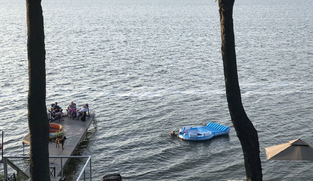 Lakefront Sunset Cottage for Family Memories - Epic Games Room - Near Sandbanks in Prince Edward