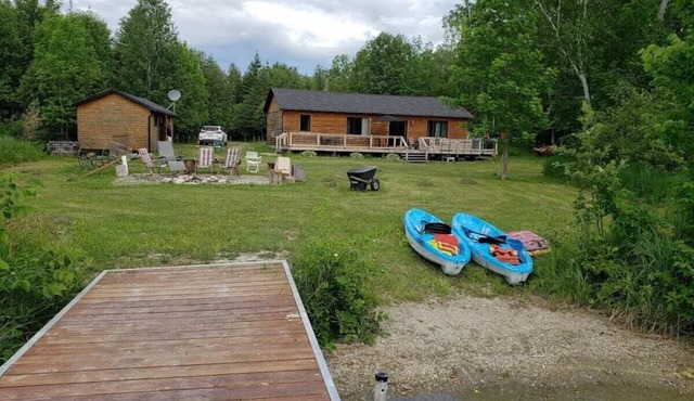 Lakefront Wooden Cabin 1.5 hours from Ottawa