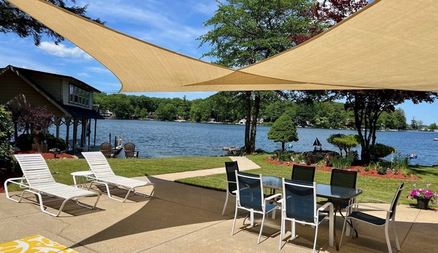 Lakehouse in Alton Bay on Lake Winnipesaukee - sandy beach -spacious level lot.