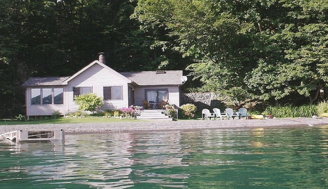 Lakeside Bungalow 30 feet from the water n