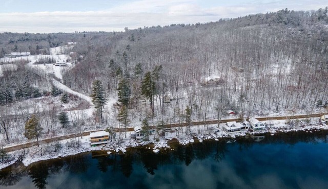 Lakeside Cabin Escape near Swan Lake