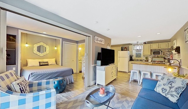 Lakeside condo with beach/water access, pool & sports courts