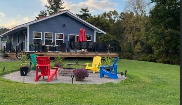 Lakeside cottage with lake and mountain views, boat launch access & amenities.