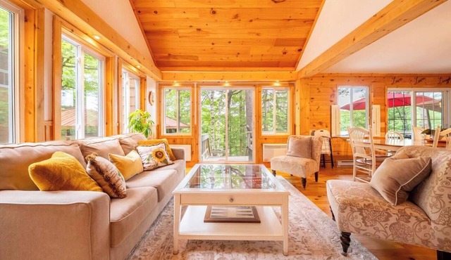 Lakeside Retreat with Hot Tub and Bunkie. Sleeps 10