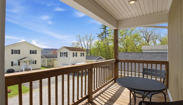 Lakeside Studio Apartment steps from lake. Private Beach and Park