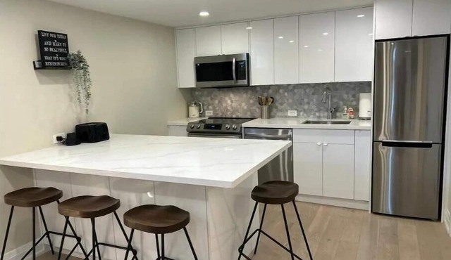 LakeView 2BR: Easy Access & Modern Comfort in Mississauga